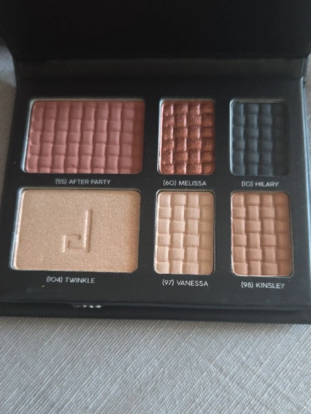 Doucce Eyeshadow Palette — Copper, Peach, Gold & Black Shades- Neutral Tones